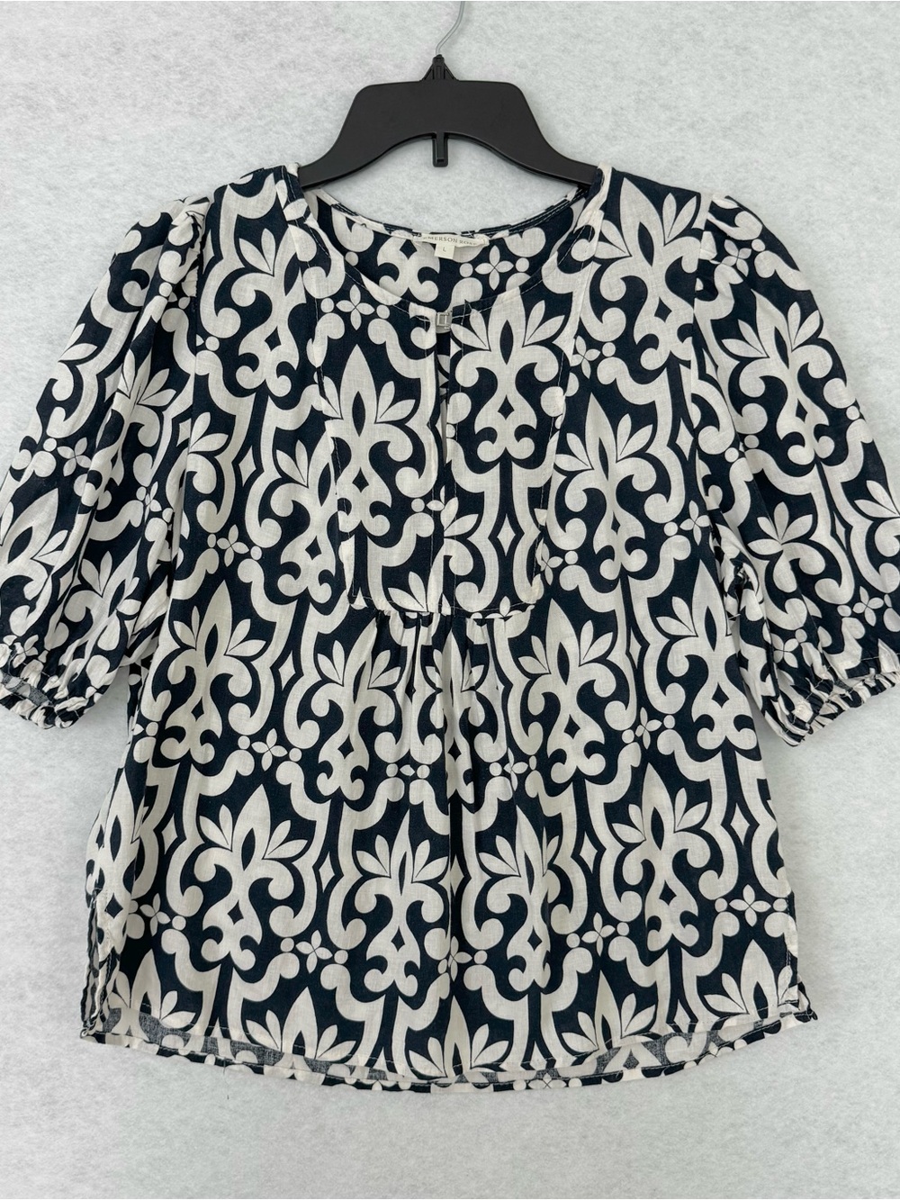 Emerson Rose Women’s Linen Blend Top Large Short Sleeve Navy Blue White Florals